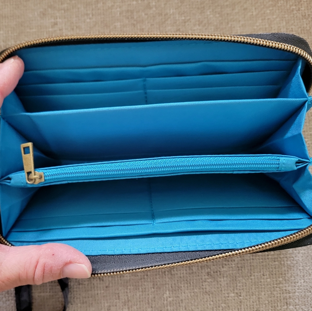Travelon RFID blocking wallet - Picture 3 of 4